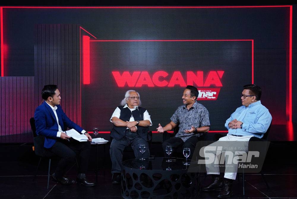 Wacana Sinar Harian bertajuk 'Penyebaran ideologi asing: Lunturkah semangat patriotisme?’ menampilkan (dari kiri) hos, Ismail Adnan; Felo Akademi Sains Malaysia Kursi UNESCO @ UKM, Prof Ulung Datuk Dr Shamsul Amri Baharuddin; Ahli Majlis Kerja Tertinggi UMNO, Isham Jalil dan Ketua Pegawai Eksekutif Persatuan Penerbit Filem Malaysia, Zahrin Aris yang berlangsung di Kompleks Kumpulan Karangkraf pada Selasa. Foto Sinar Harian / MOHD HALIM ABDUL WAHID