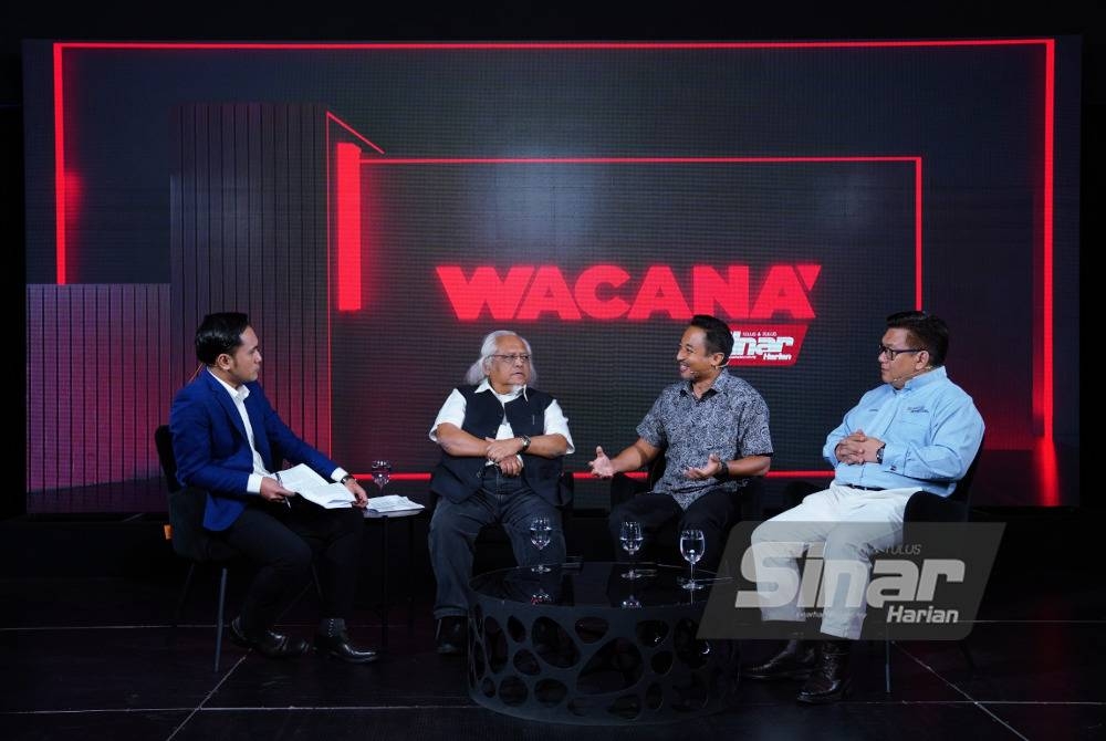 Wacana Sinar Harian bertajuk 'Penyebaran ideologi asing: Lunturkah semangat patriotisme?’ menampilkan (dari kiri) hos, Ismail Adnan; Felo Akademi Sains Malaysia Kursi UNESCO @ UKM, Prof Ulung Datuk Dr Shamsul Amri Baharuddin; Ahli Majlis Kerja Tertinggi UMNO, Isham Jalil dan Ketua Pegawai Eksekutif Persatuan Penerbit Filem Malaysia, Zahrin Aris yang berlangsung di Kompleks Kumpulan Karangkraf pada Selasa. - Foto Sinar Harian / MOHD HALIM ABDUL WAHID