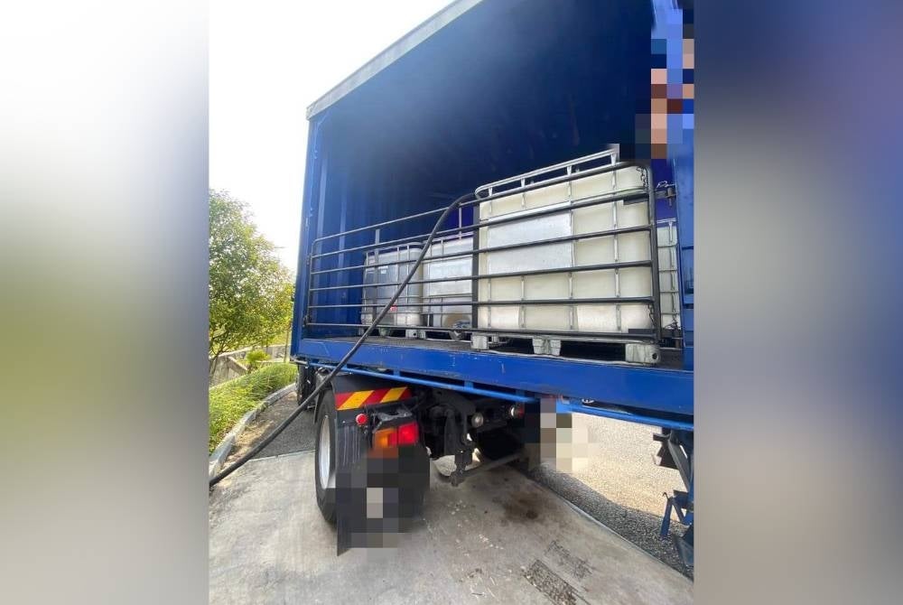 Lori memuatkan tong berisi diesel yang cuba diseleweng di Iskandar Puteri.- Foto PDRM