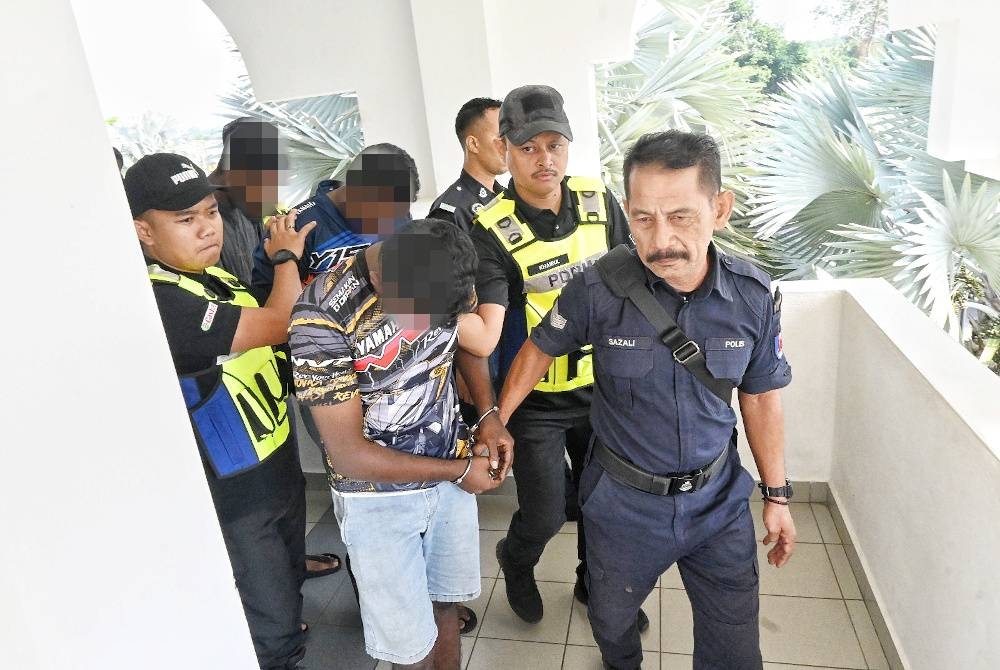 Ketiga-tiga tertuduh ketika dibawa keluar dari Mahkamah Majistret di sini, pada Rabu.