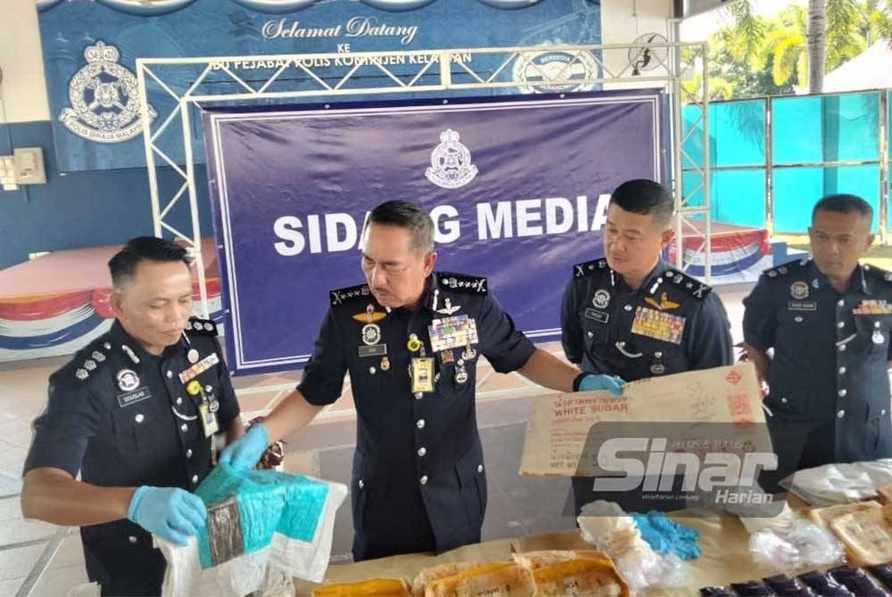 Muhamad Zaki (dua, kiri) menunjukkan guni yang digunakan untuk memuatkan pil kuda sebelum diletakkan dalam kereta.