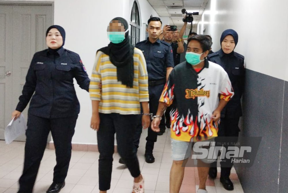 Kedua-dua tertuduh dibawa ke Mahkamah Sesyen Johor Bahru pada Rabu.