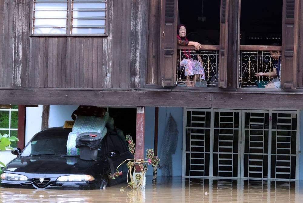 Hujan berterusan menyebabkan beberapa kawasan rendah di sepanjang Sungai Laka di Changlun dinaiki air. - Foto Bernama