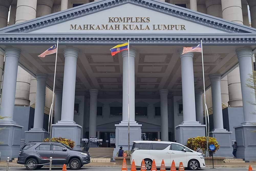 Mahkamah Sesyen di Kuala Lumpur pada Rabu menolak permohonan Choo Thiam untuk dilepas tanpa dibebaskan daripada empat pertuduhan meminta dan menerima rasuah RM15 juta bagi mendapatkan projek milik agensi di bawah KDN.