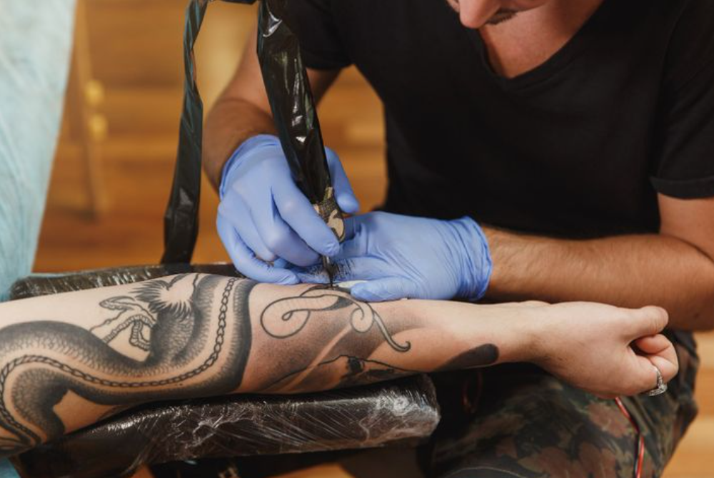 Bagi golongan bukan Islam, mengukir tatu adalah perkara biasa dan mungkin juga sudah menjadi adat dan kelaziman bagi kaum atau etnik tertentu.