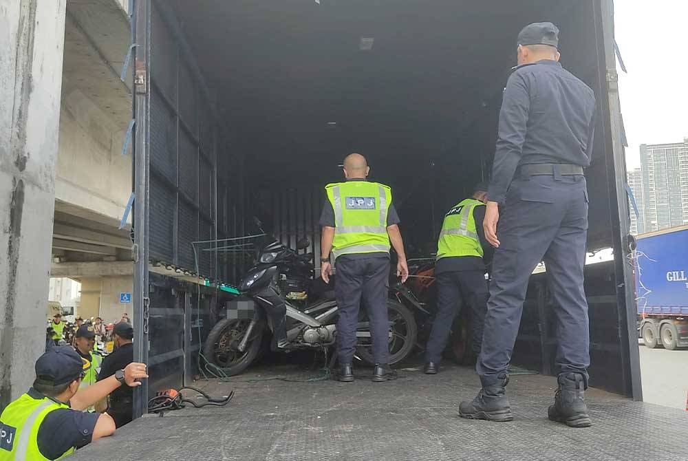 Antara motosikal yang disita JPJ Kuala Lumpur menerusi Op Sepadu di Plaza Tol Sentul Pasar, Kuala Lumpur pada Rabu.