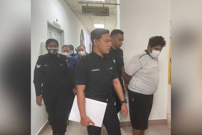 Salah seorang tertuduh (kanan) dihadapkan di Mahkamah Majistret Johor Bahru pada Khamis.