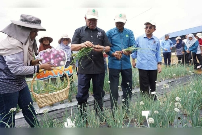 Mohamad Zabawi Abdul Ghani (dua dari kanan) bersama Menteri Pertanian dan Keterjaminan Makanan, Datuk Seri Mohamad Sabu (tiga dari kanan) ketika pelancaran tiga varieti bawang merah iaitu BAW-1, BAW-2 dan BAW-3 di Show Tech MARDI 2023.