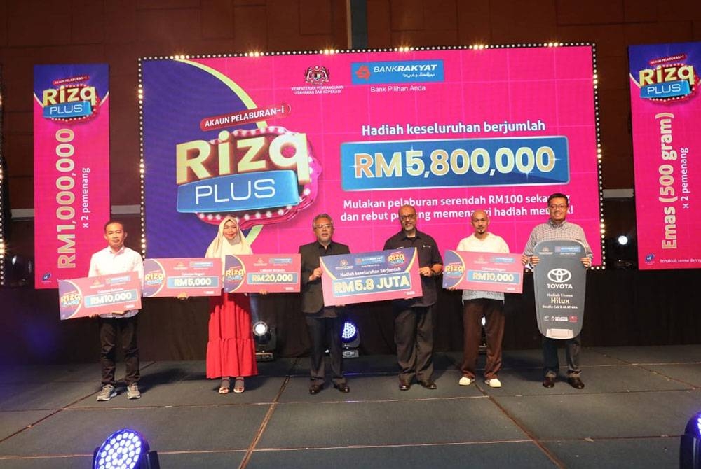 Mohd Irwan (tiga dari kanan) dan Mohammad Hanis (tiga kiri) bersama barisan pemenang cabutan bertuah bulanan bagi Akaun Pelaburan-i Rizq Plus.