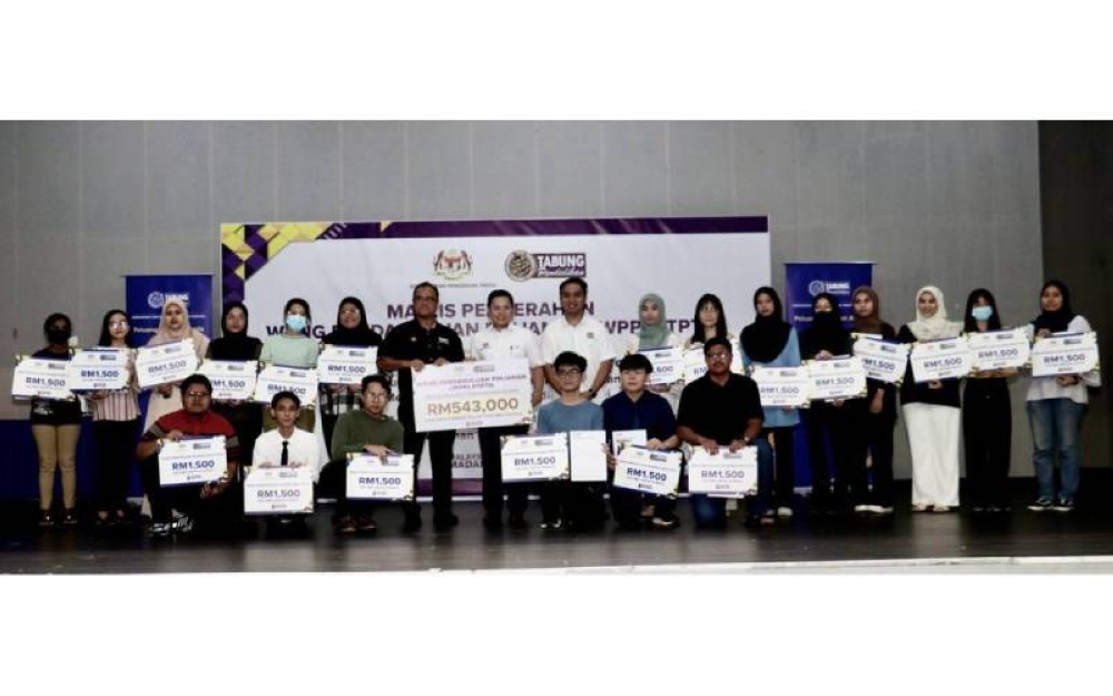 Antara pelajar yang menerima tawaran WPP PTPTN di Pasir Gudang, Johor.