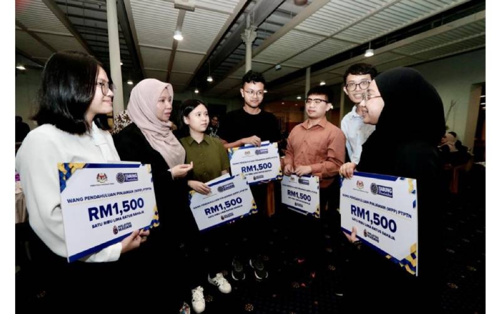 Norliza (dua dari kiri) beramah mesra bersama antara pelajar yang menerima WPP di Pulau Pinang.