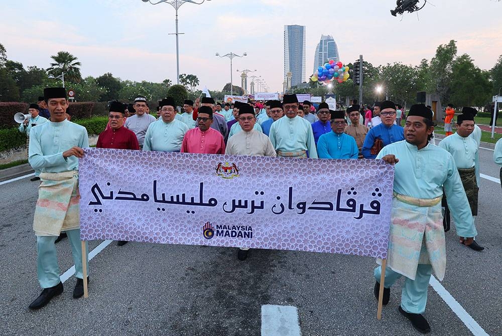 Menteri di Jabatan Perdana Menteri (Hal Ehwal Agama) Datuk Dr Mohd Na'im Mokhtar (tengah) mengetuai perarakan sempena Sambutan Maulidur Rasul Peringkat Kebangsaan 2023 di Pusat Konvensyen Antarabangsa Putrajaya (PICC) hari ini.