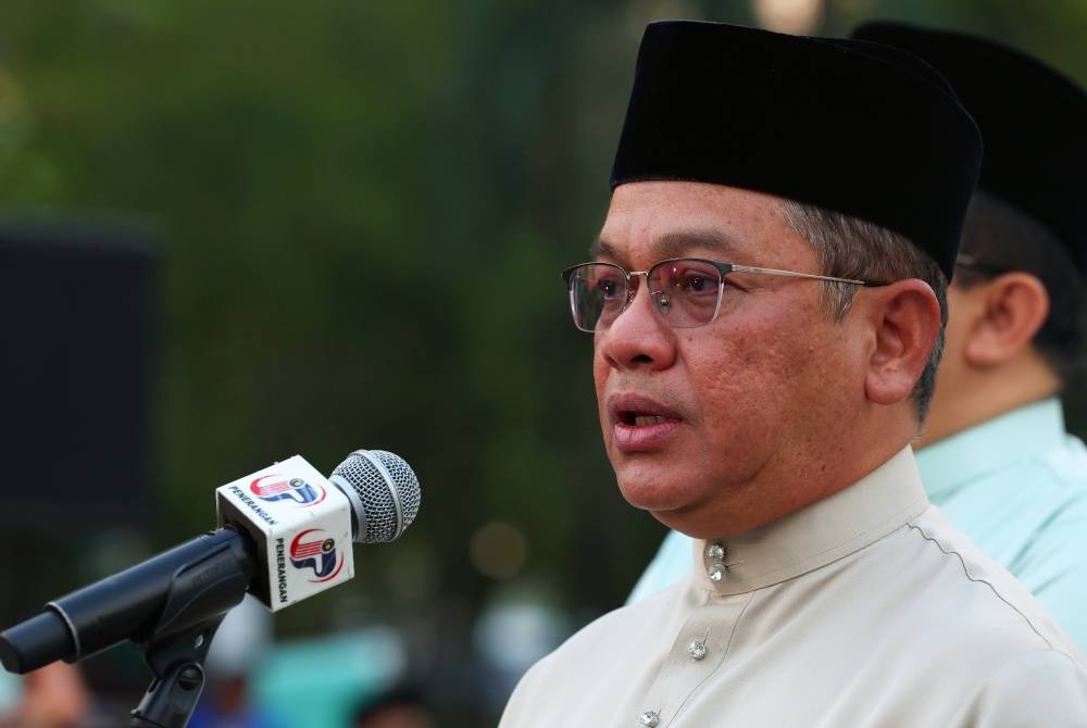 Mohd Na'im ketika berucap sebelum mengetuai perarakan sempena Sambutan Maulidur Rasul Peringkat Kebangsaan 2023 di PICC pada Khamis. - Foto Bernama