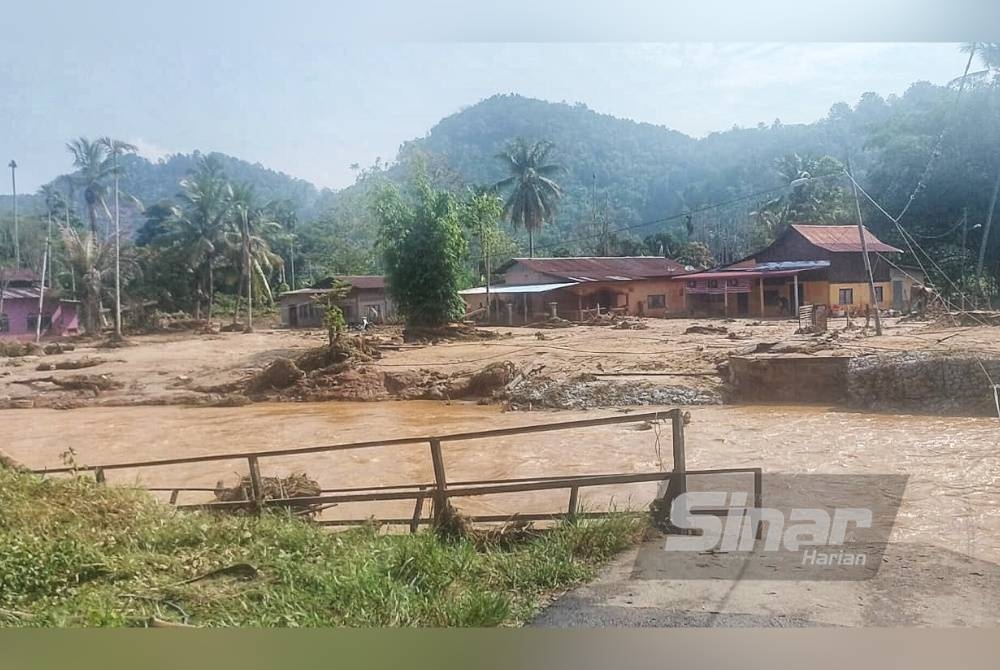 Salah satu jambatan di jajaran Sungai Kupang yang runtuh.