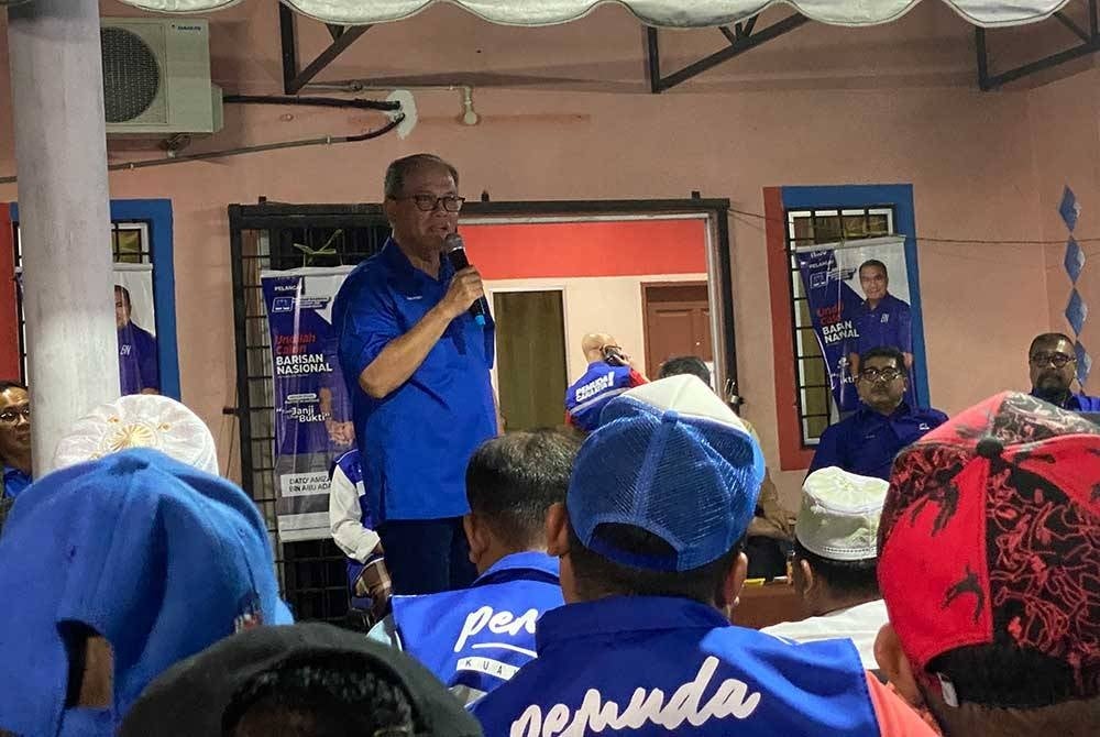 Wan Rosdy berucap pada program 'Sembang Santai' bersama penyokong BN di Felda Chemomoi, pada Rabu.