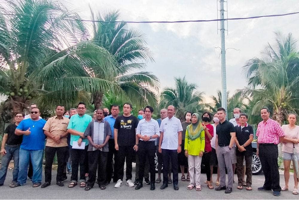 Fairul Nizam ( tengah) bersama Ahli Parlimen Hang Tuah Jaya, Adam Adli Abd Halim dan ADUN Ayer Keroh, Kerk Chee Yee bersama penduduk selepas pertemuan itu.