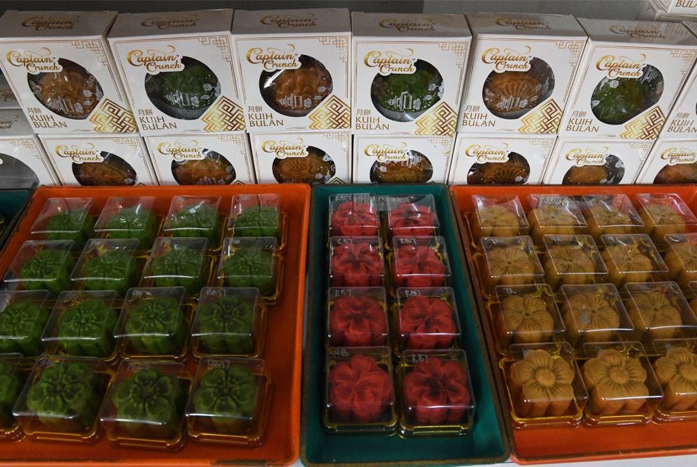 Kuih bulan yang dihasilkan dijual dengan harga RM5 hingga RM12 sebiji mengikut saiz. - Foto Bernama