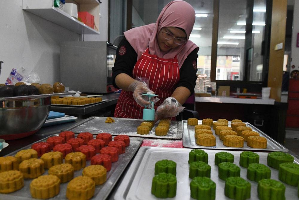 Kuih bulan dihasilkan mempunyai pelbagai inti antaranya kacang walnut, pandan, kacang merah, buah teratai red velvet, telur masin kuning dan pelbagai lagi. - Foto Bernama