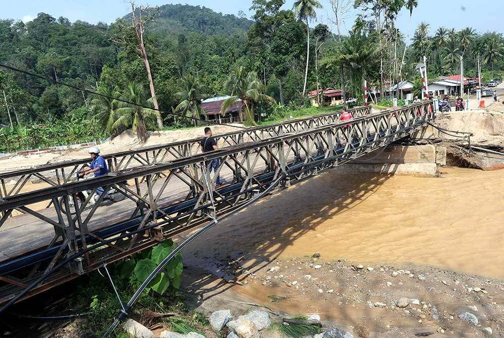 Jambatan Bailey ditutup kepada kenderaan berat berikutan hakisan tebing susulan hujan lebat di Kampung Iboi malam tadi.