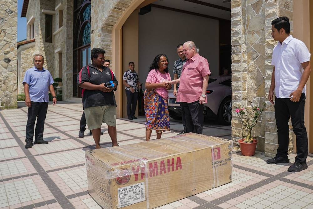 Sultan Johor, Sultan Ibrahim Sultan Iskandar mengurniakan enjin bot 15 kuasa kuda kepada Lad Bachik, 70 dan anaknya, Michael Chelvaraj, 31.