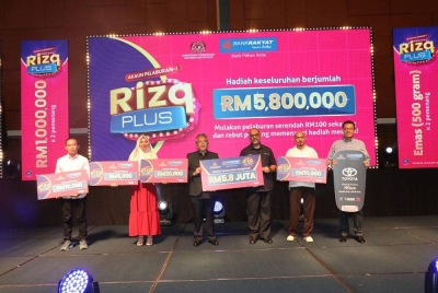 Mohd Irwan (tiga dari kanan) dan Mohammad Hanis (tiga kiri) bersama barisan pemenang cabutan bertuah bulanan bagi Akaun Pelaburan-i Rizq Plus.