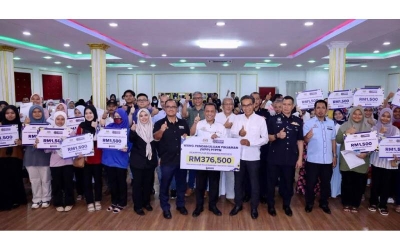 Timbalan Menteri Pendidikan Tinggi, Datuk Mohammad Yusof Apdal (tengah) bergambar bersama para penerima WPP di Lahad Datu,Sabah.