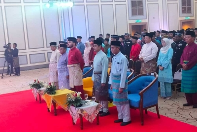 Tengku Amir Shah Sultan Sharafuddin Idris Shah (tengah) berkenan melancarkan kad MyRadha'ah di Dewan Syarahan dan Muzakarah Islam Shah Alam pada Khamis.