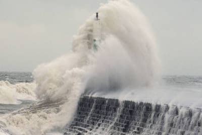 Agnes turut mencetuskan siri amaran cuaca tahap kuning, dengan angin kencang, hujan laut bergelora dijangkakan di seluruh UK. - Foto AP