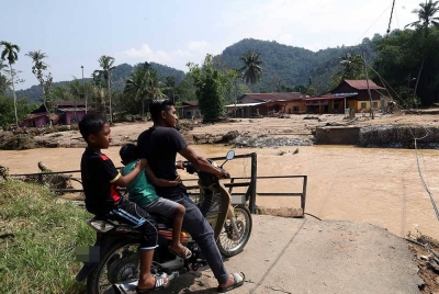 Penduduk setempat hanya mampu melihat jambatan di Kampung Padang Empang telah dihanyutkan arus dalam kejadian banjir di kampung itu malam tadi.