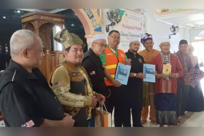 Mas Imran (empat dari kiri), Rozi (lima dari kiri) dan Hashim (lima dari kanan) menyerahkan 'food pack' kepada anak yatim dan warga emas pada majlis Peringatan Maulid Nabi Besar Muhammad SAW di Masjid Besar Jam'yiyatul Qudsiyyah Kecamatan di Pringgasela, Lombok Timur, Lombok Timor, Indonesia pada Khamis.