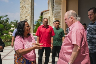 Sultan Johor, Sultan Ibrahim Sultan Iskandar (kanan) dan Lad Bachik, 70 (kiri).