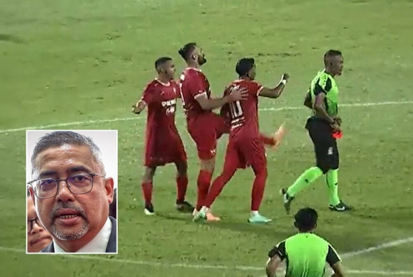 Pemain pertahanan Selangor, Yazan Al-Arab bertindak di luar dugaan apabila menendang pengadil perlawanan, Mohd Hasrol Mohd Amir selepas tamat perlawanan suku akhir kedua Piala Malaysia di Stadium Majlis Bandaraya Petaling Jaya (MBPJ) pada Ahad. (Gambar kecil: Noor Azman)