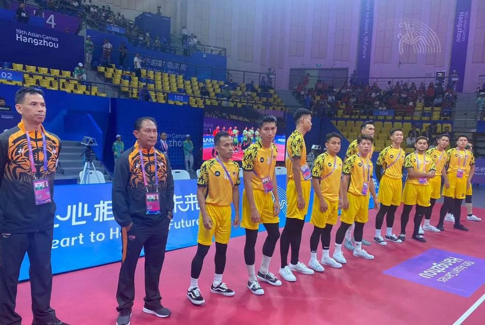 Skuad sepak takraw negara dalam misi memburu emas dalam aksi final acara berpasukan lelaki Sukan Asia Hangzhou 2022 pada Jumaat. - Foto Facebook Persatuan Sepaktakraw Malaysia