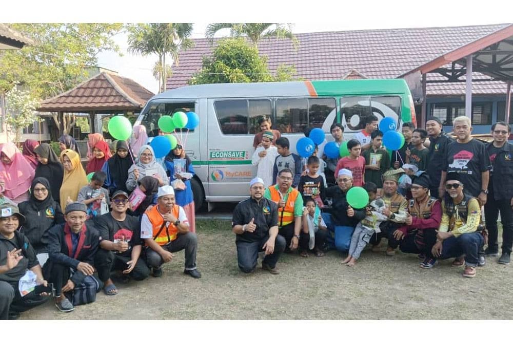 Mas Imran (empat kiri), Rozi (lima kiri) dan Hashim (lima kanan) menyerahkan 'food pack' kepada anak yatim dan warga emas dalam majlis Peringatan Maulid Nabi Besar Muhammad SAW di Masjid Besar Jam'yiyatul Qudsiyyah Kecamatan di
Pringgasela, Lombok Timur, Lombok Timor, Indonesia pada Khamis.