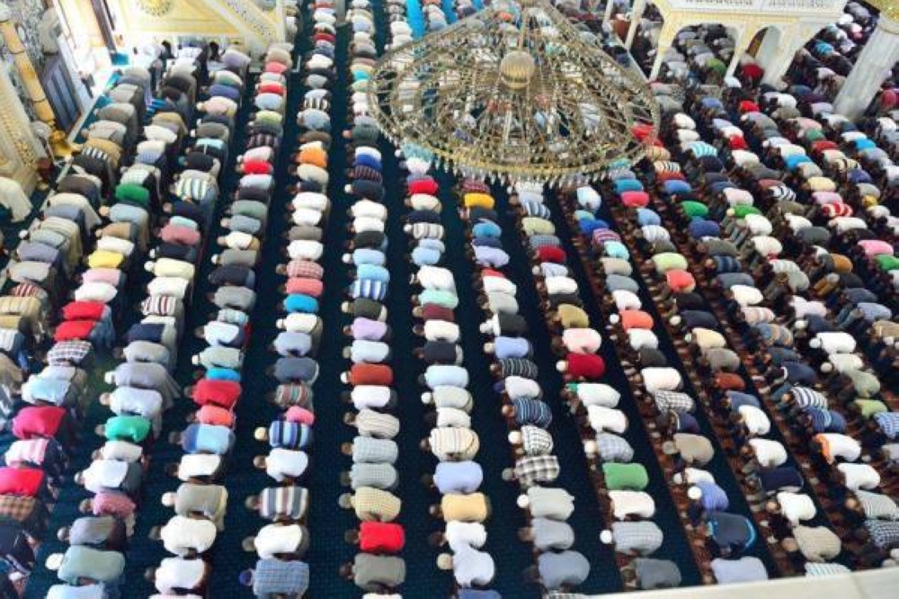 JANGAN renggangkan saf ketika menunaikan solat berjemaah. -Gambar hiasan