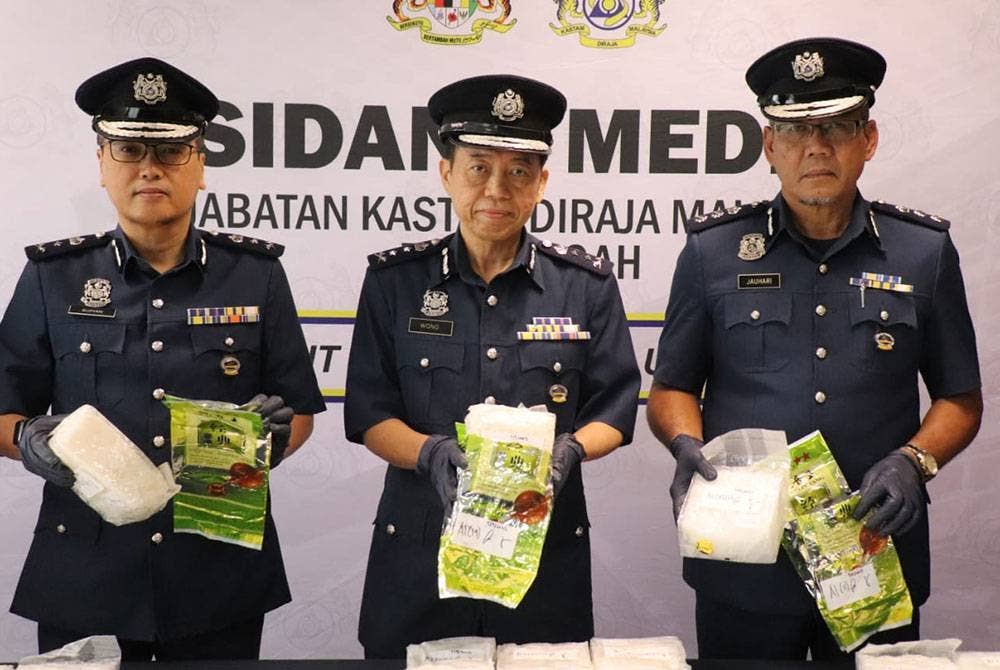 Pun Sian (tengah) menunjukkan dadah jenis Metamphetamine yang diikrar sebagai 'spare parts' kenderaan berjaya dirampas pihak JKDM di Terminal Kargo Udara, Zon Perdagangan Bebas KLIA.