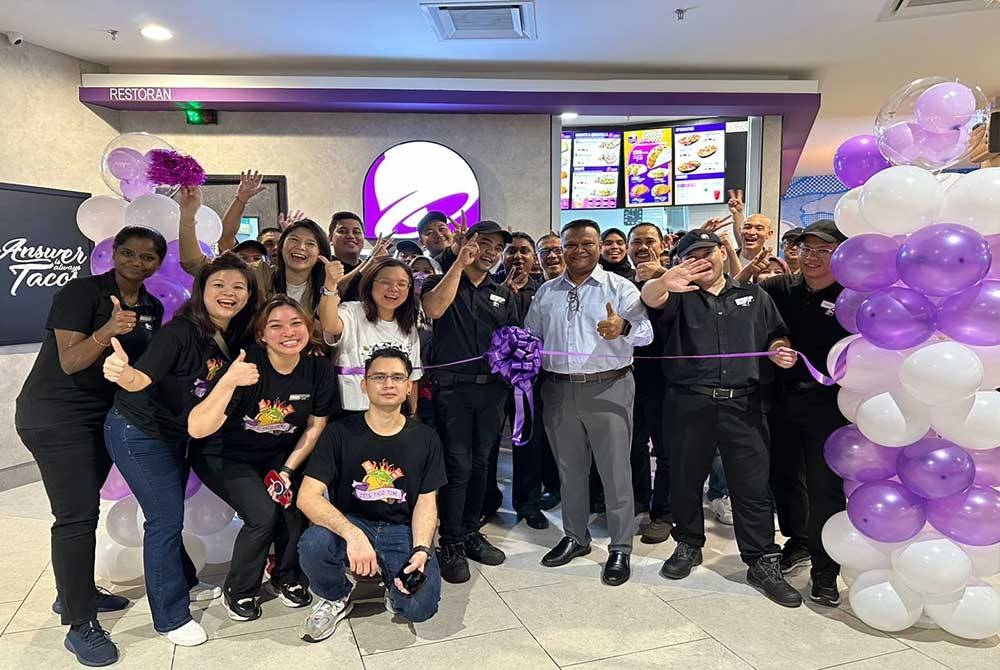 Danny Nesan Santiago (tengah) bersama staf Taco Bell dan AEON Mall sewaktu merasmikan Majlis Pembukaan Cawangan Taco Bell ke-22 di AEON Taman Maluri pada Jumaat.