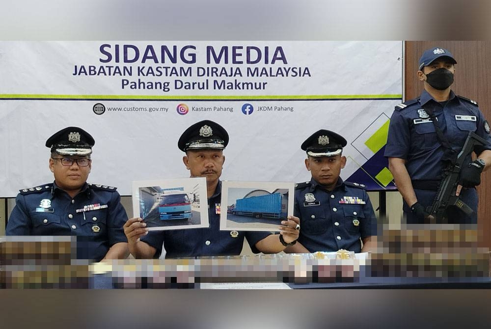 Mohd Asri menunjukkan gambar lori yang digunakan sindiket untuk membawa bekalan rokok seludup ke selatan tanah air.