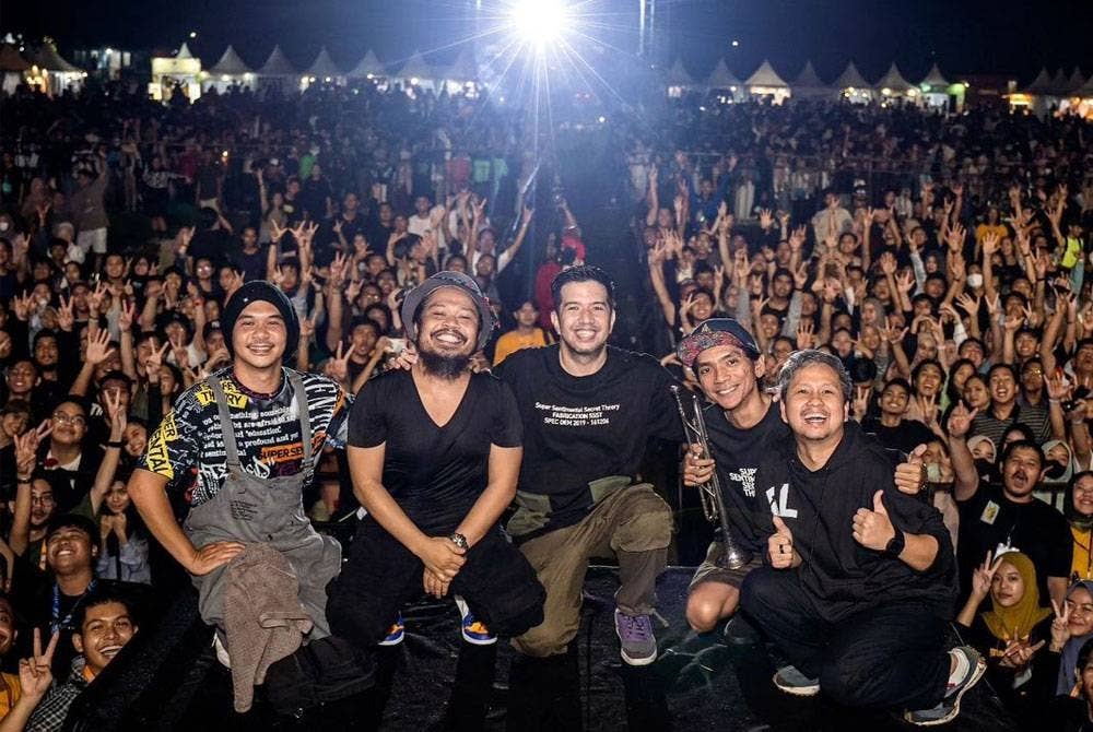 Konsert Senandung Malam - Payung Teduh X Sore (Setengah Lima Menuju Senja) yang bakal diadakan di Mega Star Arena, Kuala Lumpur pada 30 September ini.