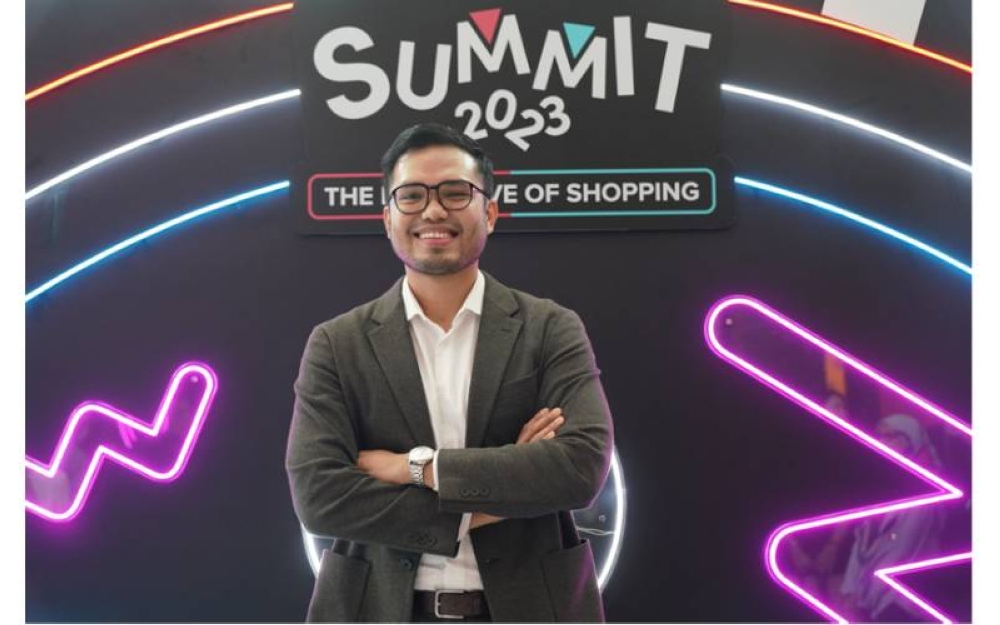 Khairul Aming menerima Anugerah Ikon Inspirasi atas kejayaan jenama tempatan yang luar biasa Sidang Kemuncak TikTok Shop 2023.