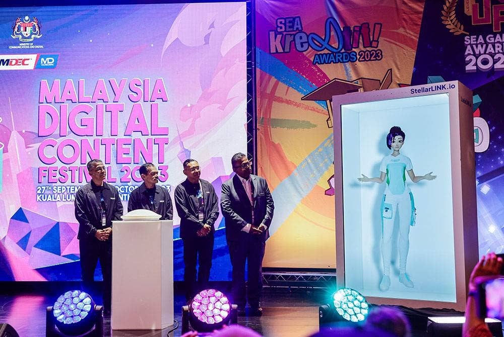 Ketua Setiausaha Kementerian Komunikasi dan Digital (KKD), Datuk Mohamad Fauzi Md Isa (dua, kiri) melancarkan Malaysia Digital Content Festival (MYDCF) 2023 serta PEMANGKIN IP360 Metaverse di Pusat Konvensyen Kuala Lumpur, hari ini.
Turut hadir Timbalan Ketua Setiausaha KKD, M. Sivanesan (kanan), Pengerusi Perbadanan Ekonomi Digital Malaysia (MDEC) Syed Ibrahim Syed Noh (kiri) dan Ketua Pegawai Eksekutif MDEC Ts. Mahadhir Aziz (dua, kanan).