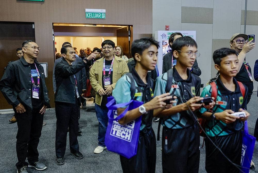 Ketua Setiausaha Kementerian Komunikasi dan Digital, Datuk Mohamad Fauzi Md Isa (dua, kiri) melawat reruai pameran selepas melancarkan Malaysia Digital Content Festival (MYDCF) 2023 serta PEMANGKIN IP360 Metaverse di Pusat Konvensyen Kuala Lumpur, hari ini.