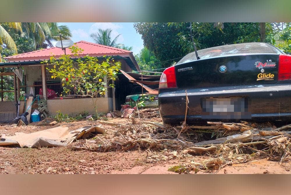 Rumah mangsa terjejas banjir di Kampung Iboi tidak dapat dicuci berikutan ketiadaan bekalan air.