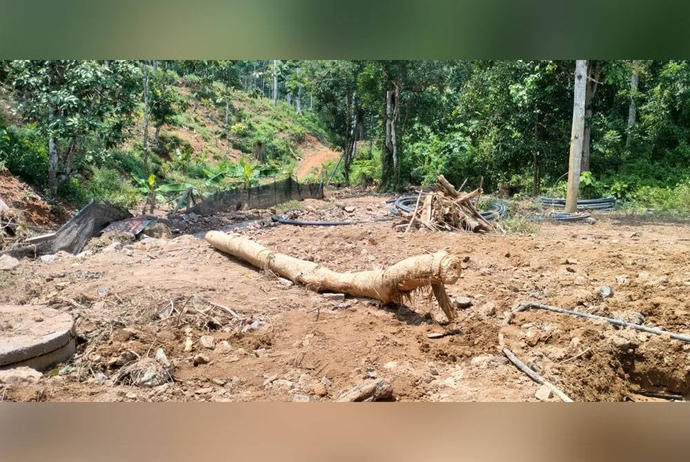 Sumber air dari pelbagai cabang melimpah ke rumah penduduk selain air masyarakat turut terjejas berikutan paip rosak dan pecah.