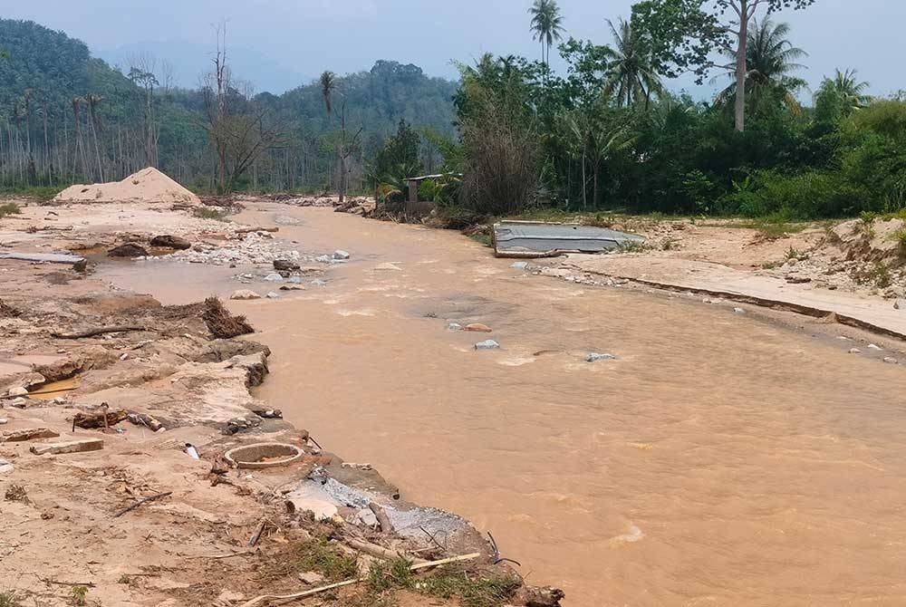Keadaan Sungai Kupang di Kampung Iboi yang terjejas teruk serta tebingnya semakin terhakis menyebabkan rumah penduduk dinaiki air.