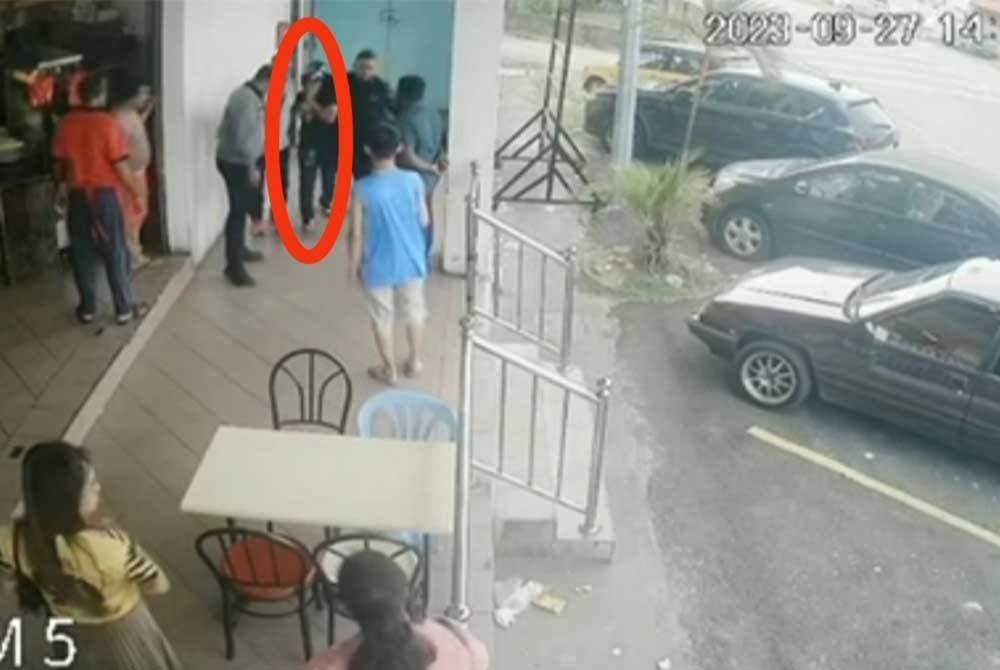 Tangkap layar rakaman CCTV memaparkan seorang lelaki ditahan
dengan bantuan orang awam di sebuah restoran di Klang, baru-baru ini.