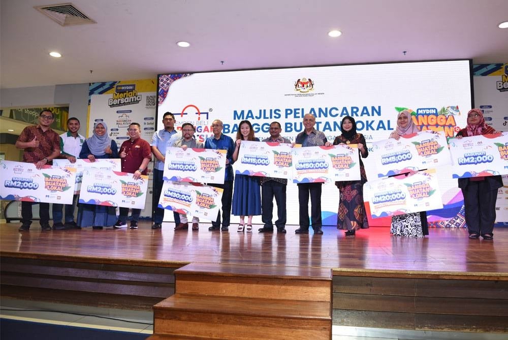 Barisan pemenang peraduan 'Pitch to Win' bergambar bersama Amerr dan Rohaizi sempena majlis pelancaran KBBM 2023 pada Jumaat. - Foto Sinar Harian/Mohd Rafiq Redzuan Hamzah