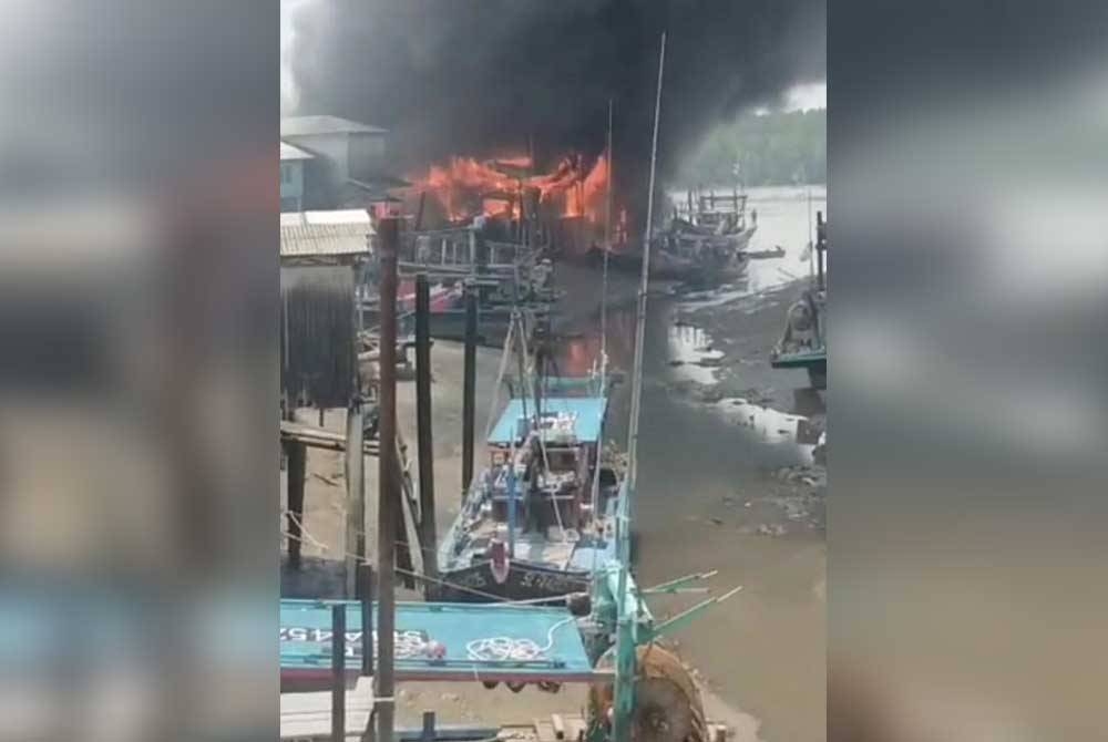 Dua tempat pemunggahan ikan turut terbakar dalam kejadian di Bagan Teo Chew, Pulau Ketam pada Jumaat.