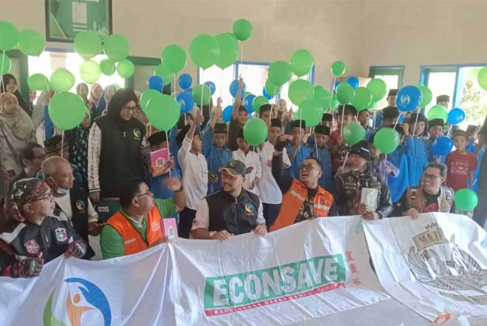 Rozi, Mas Imran (tengah) dan Hashim (berdiri kanan) selepas menyerahkan sumbangan dan al-Quran kepada pelajar tahfiz di Taman Pendidikan Al-Quran Al-Batsa , Dusun Batu Santek, Desa Pengadangan, Lombok Timor, Lombok, Indonesia pada Jumaat.