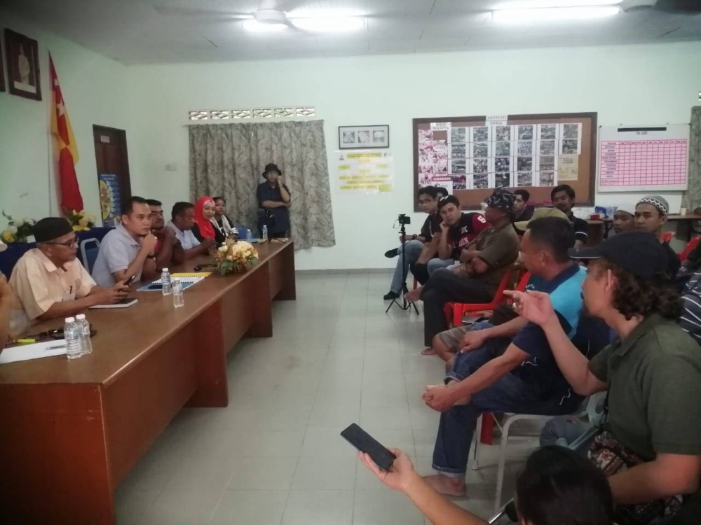 Pekebun menyuarakan kebimbangan berdepan tindakan penguatkuasaan kerana menceroboh tanah hutan simpan di Kampung Kemensah.